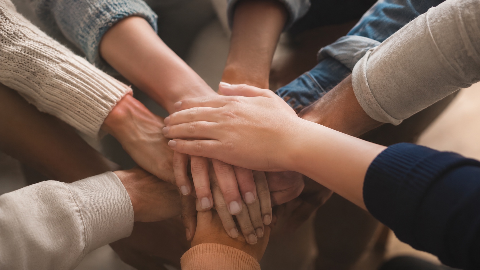 Personas colaborando en una iniciativa de apoyo