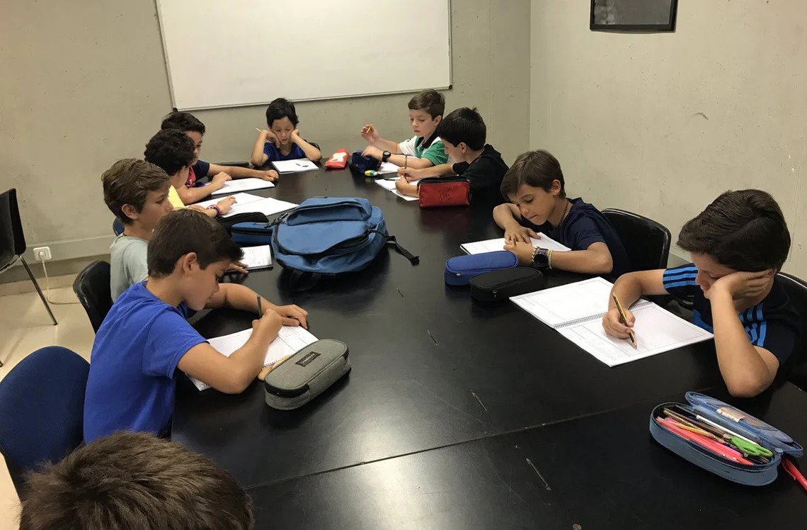 Niños participando en una actividad educativa y cultural
